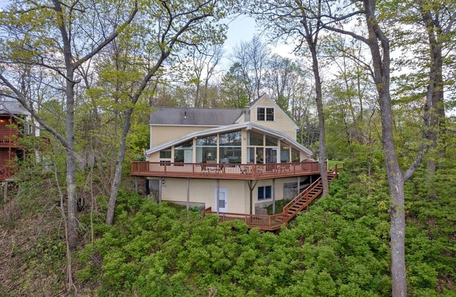 The Ship House on the Saco River with Hot Tub