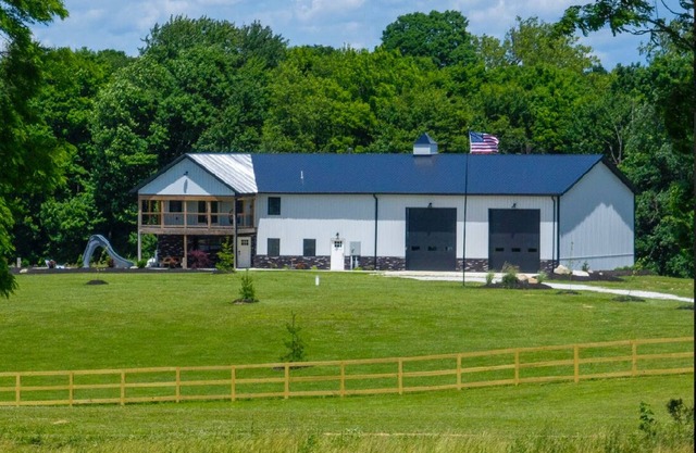 The Shome-3-bedroom barn on 10 acres in peaceful Thornville with AC, WiFi