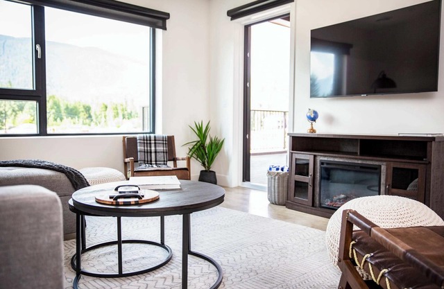 The Shred Shack - Stylish Revelstoke Condo