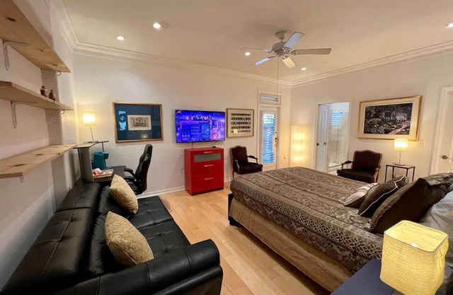 THE SIGNATURE ORANGE GROVE SUITE
