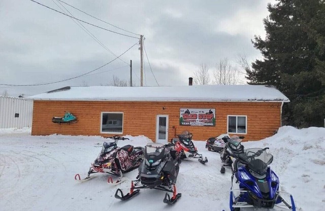 Der Sled Stop befindet sich auf dem ATV / Snowmobile Trail.