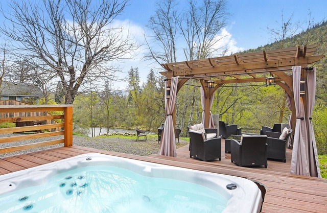 The Sleepy Canoe - A Cozy River front house near everything in Southern Oregon