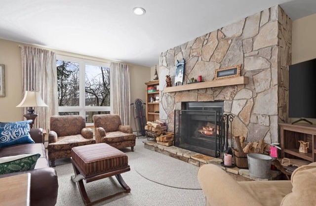 The Slope Side Lodge, Ski off w/ Fireplace!