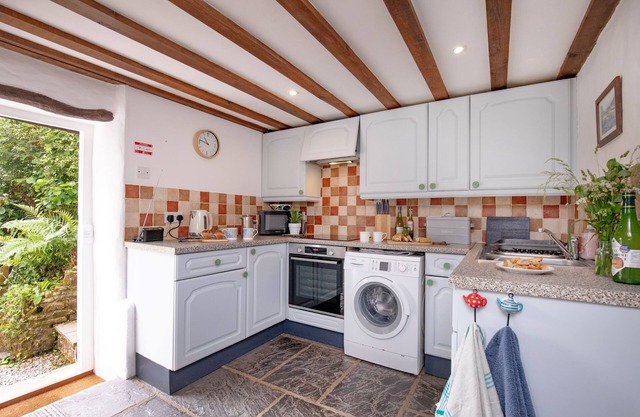 The Small Barn - sleeps 4 guests in 2 bedrooms