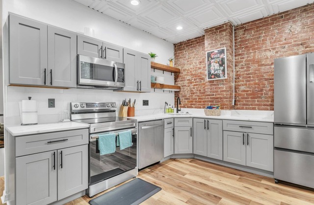 The Smith Victorian 2BR Brownstone Apartment