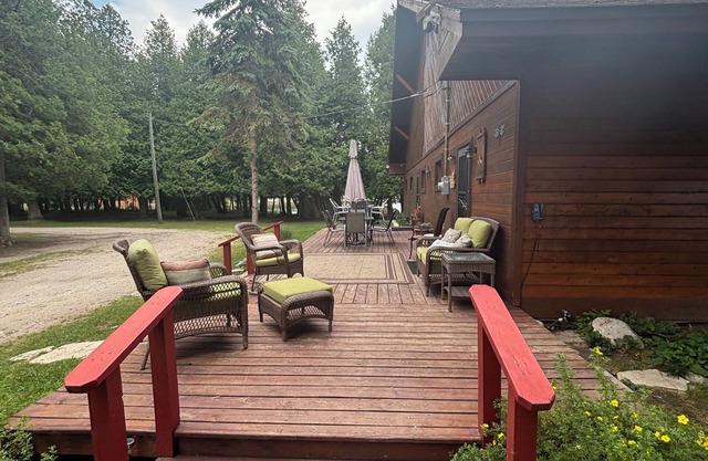 The Sniderhaus with beautiful sunsets and trails nearby. A large dock.