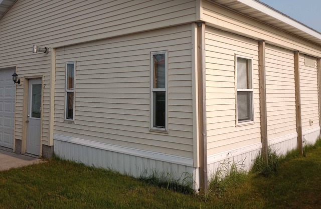The South Range Cabin: Next to snowmobile trail!