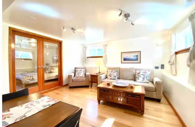 The Spacious Garden Suite perfect for medical professionals/Vancouver visitors.