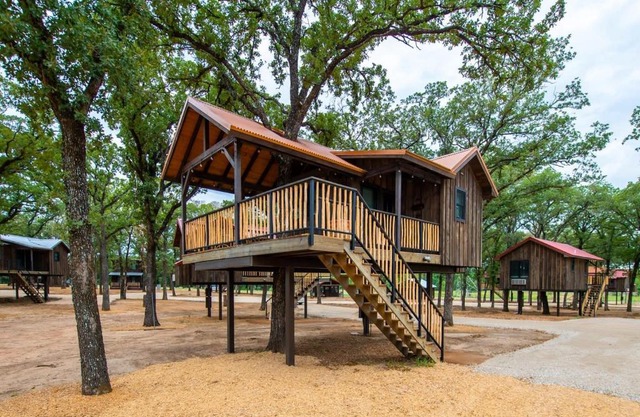 The Sparrow Treehouse 15 MIN to Magnolia Baylor