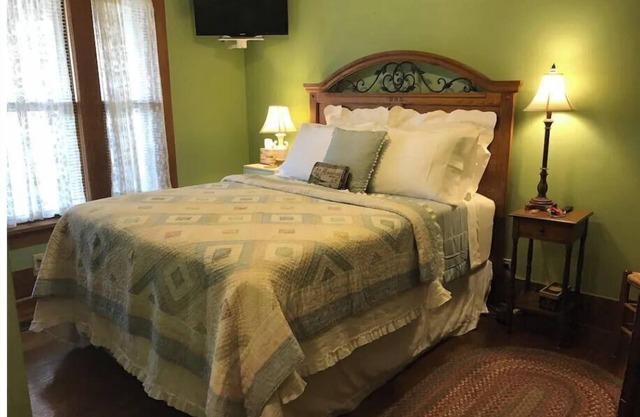 The Spring River Stonehouse Inn, Ben's Room