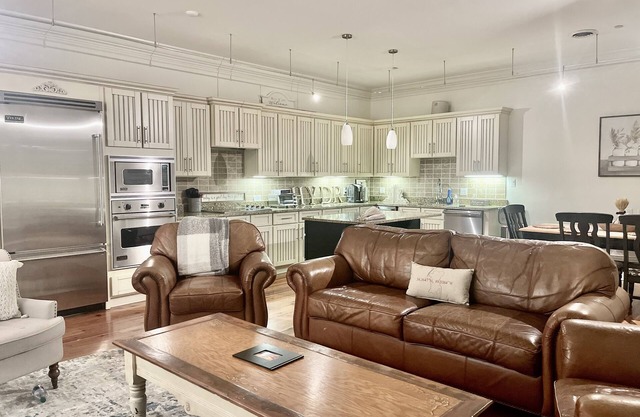 The Square at your doorstep/ mile to the Grove! Luxury condo!!
