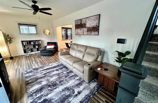 The Square on Prairie- Charming 3-bedroom home located near DTSF!