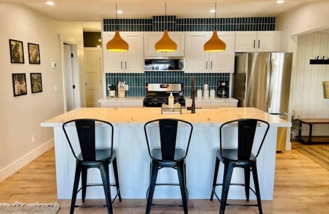 The Stay on Main/Modern Cottage/1 mi. to Old Town!