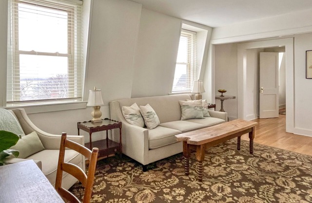 The Steeple: Hotel-Style 1 BR Apt w/King Bed - walk to HWS, Lake, Linden St.
