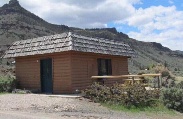 The Stewart - Hütte mit Blick auf die Berge, in der Nähe von Yellowstone