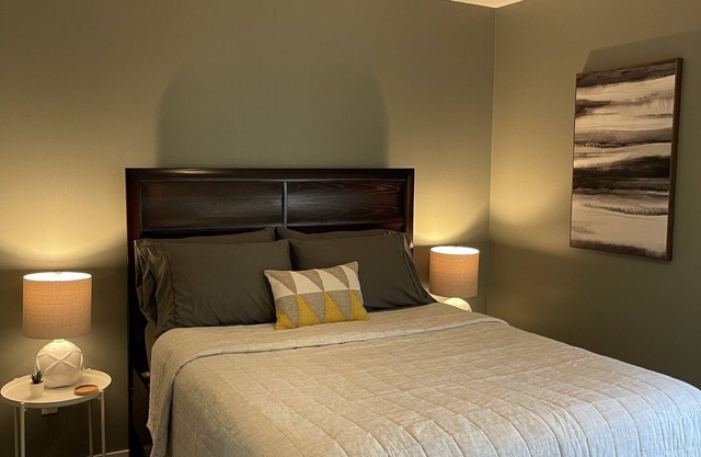 The Stilt Studio - Modern Stay, Walk to Campus