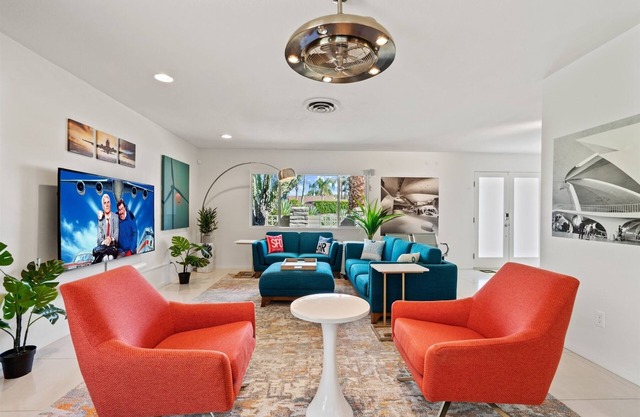 The Stopover Aviation themed house with pool and spa