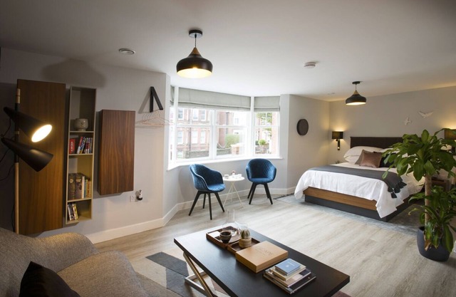 Das Studio ist ein schickes Apartment im Scandi-Stil, nur einen kurzen Spaziergang vom Zentrum mit Parkplätzen entfernt.