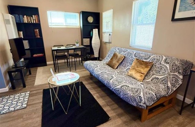 The studio apartment in Clairemont - New AC unit