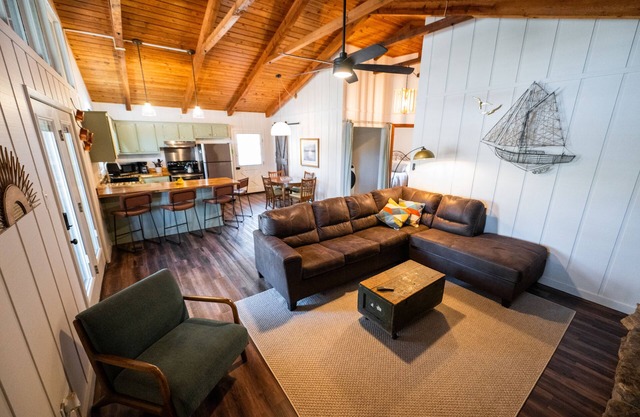 “The Sugarloaf Mountain Cabin” A Charming Lakefront Escape!!