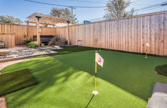 The SuiteSpot | Hot Tub 🌊 EV Charger ⚡ Mini-Golf ⛳Private Yard, Sleeps 6