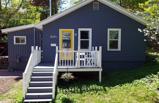 The Summer Cottage - 1 bedroom home central to downtown and NMU. Bring the dog!
