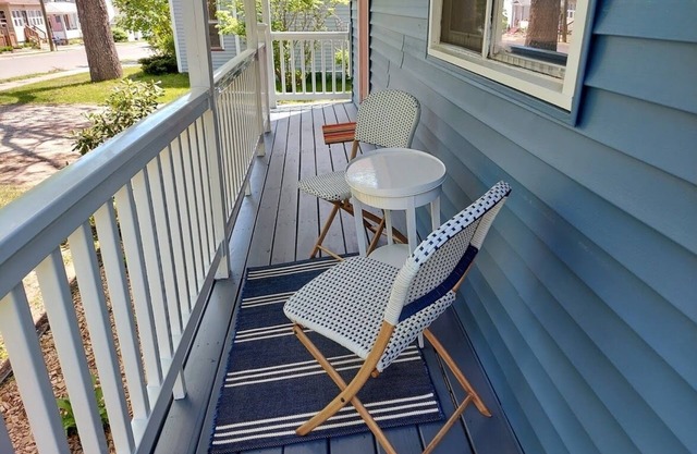 The Summer Home - 2 bedroom home central to downtown and NMU. Bring the dog!