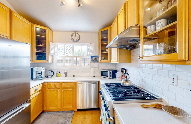 The Sunflower Cottage | House in Pacifica with enclosed patio - close to beaches