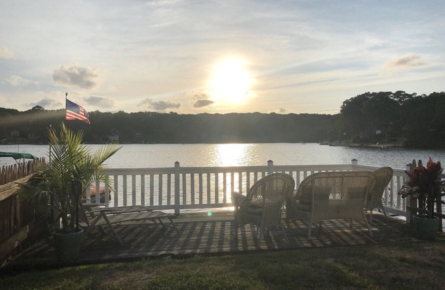 Das Sunny Cove Cottage auf dem Coventry Lake