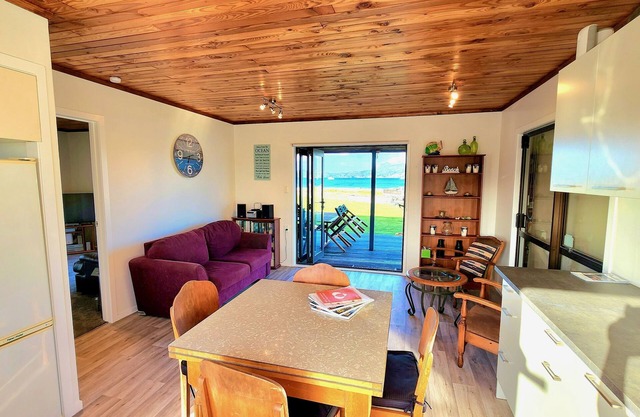 The Sunrise Bach - One Tree Point Holiday Home