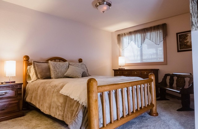 THE SUNRISE ROOM - Mountain Lakeview Lodge ~ Enjoy your stay!