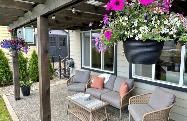 The Sunrise Suite: Bright | Modern | Beautiful (Fully Registered w/ Regulations)