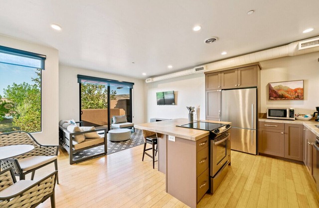 The Sunrise - Upper Floor Suite w/ Red Rock Views