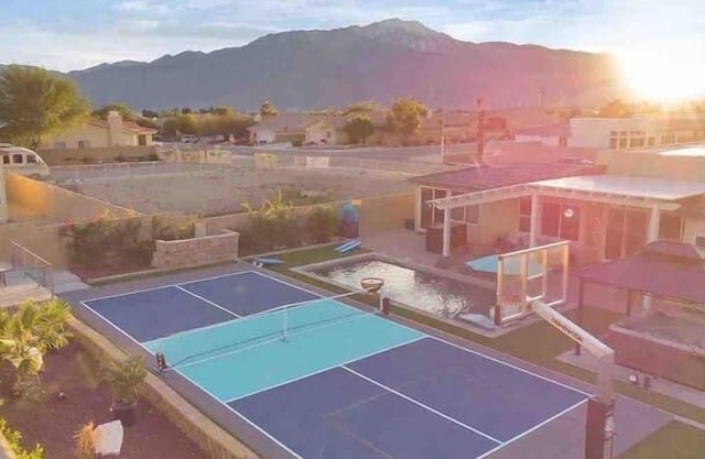 The Sunrock Oasis Mountain Views
