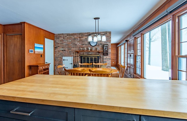 The Sunset Bell Lakehouse & Beachfront Retreat - Lake Huron