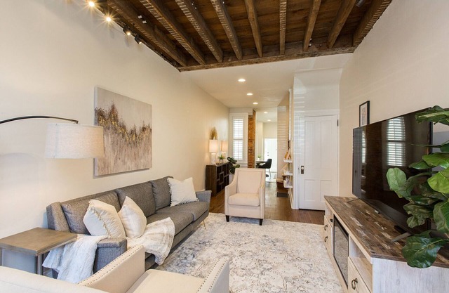 "NEW LISTING" Das moderne Haus von Sycamore Downtown