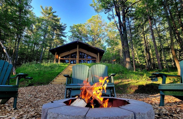 The Sylvan Chalet, Modern, Lakefront, Private, Refined, Close to Trails,