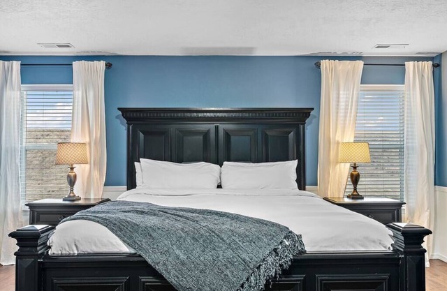 The Tangle by Host Boise - 4500sqft Boise Home| 9 Beds & Dual Master| 85" TV