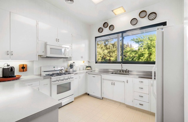 The Tennis House. A Mid-Century Modern River Getaway