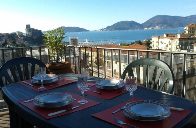 Es gibt eine Terrasse am Golf