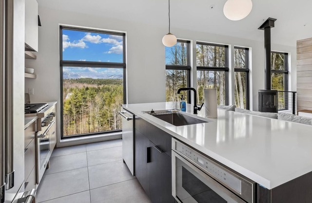 The Thomas at Eloise Lane - Cozy comfort with expansive vistas!