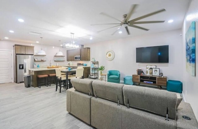 The Tiffany-New Townhouse Sleeps 6, 3-Bedrooms-2 1/2 Baths, Open Concept, Comfy