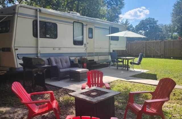 The Tiki Hut RV is Completely Renovated, 2.7 mi, 8 min to Doak Campbell Stadium