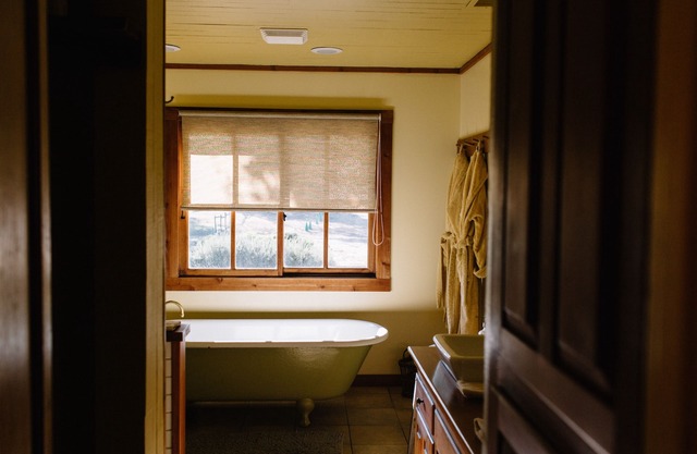 The Toll House & Bunkhouse at Whispertree; Elegantly Renovated Historic Home!