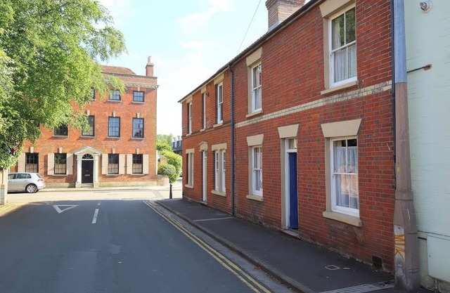 THE TOWNHOUSE, character holiday cottage in Salisbury