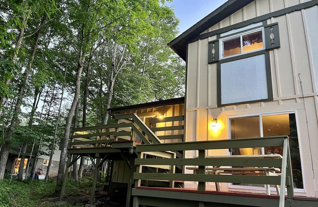 THE TRAILSIDE EAGLE'S NEST