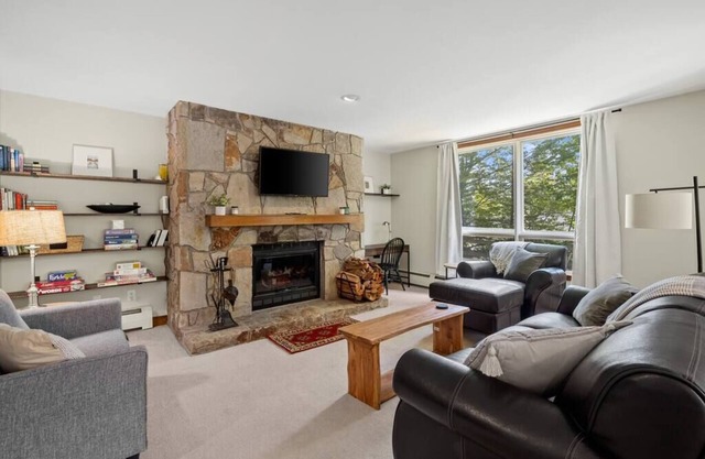 The Trailside Retreat | Ski on&off w/ Fireplace!