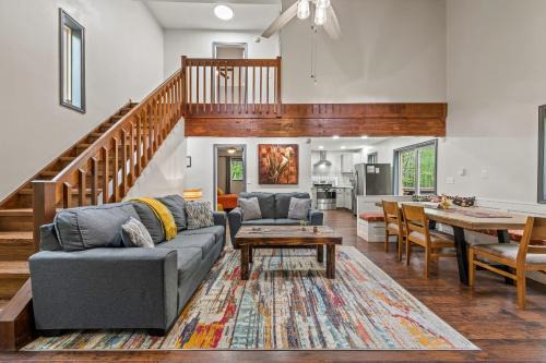 The Tranquil Trails by AvantStay Lake Access Deck Fireplace