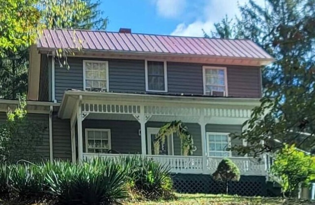 The Tree Garden Cottage at Alderson. Five minutes to the Greenbrier River.