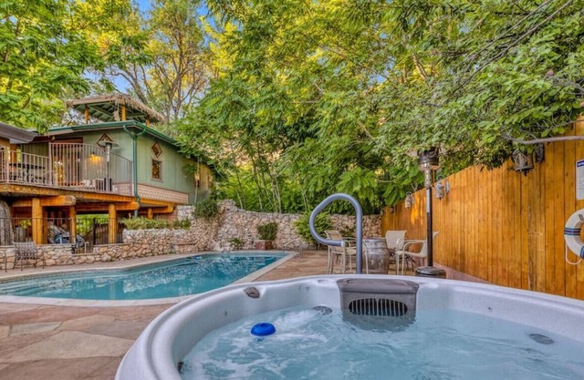 The Tree House Pool & Spa + Oak Creek Access